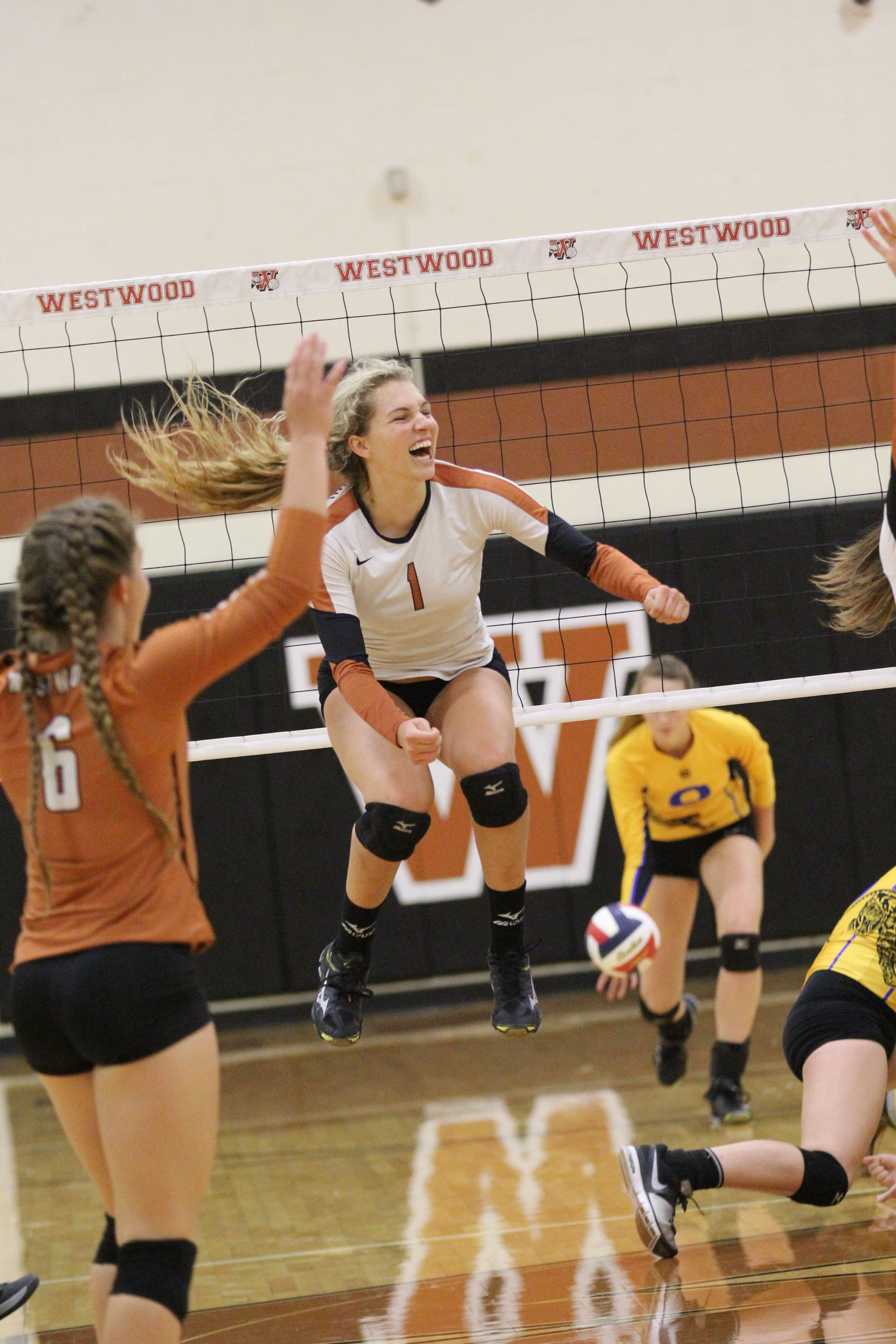 GALLERY: Varsity Volleyball Wins First District Match Against Pflugerville