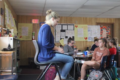 Ellen Kainer '17 presents her poetry project to the class.