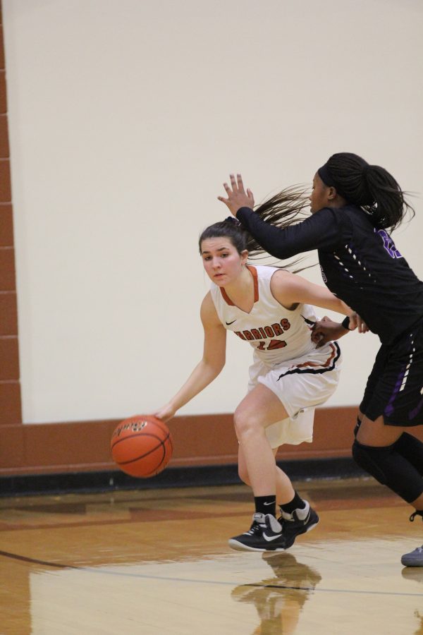 Christina Maunder 17 pivots away from an oncoming defender. 