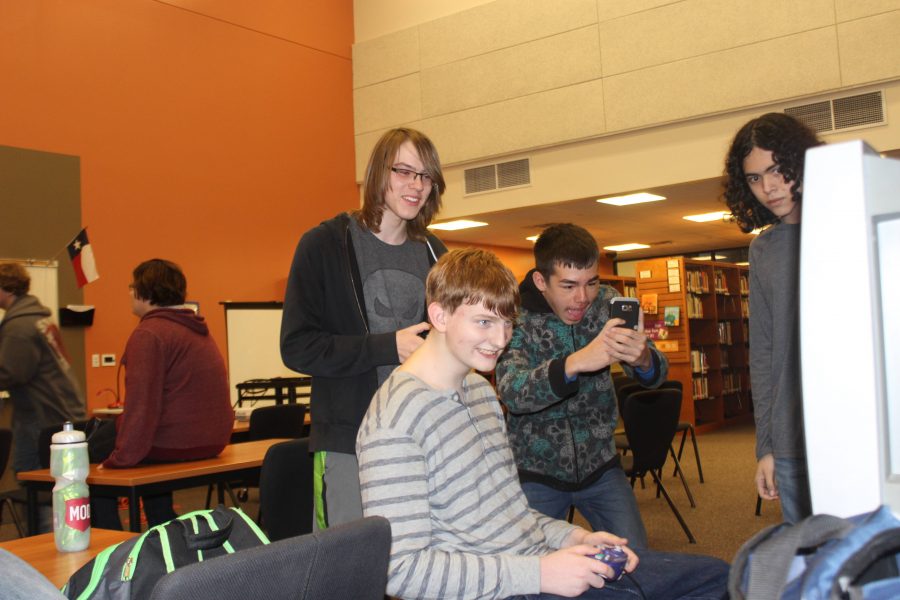 Club members play SMASH Bros. while waiting for the tournament to begin. 