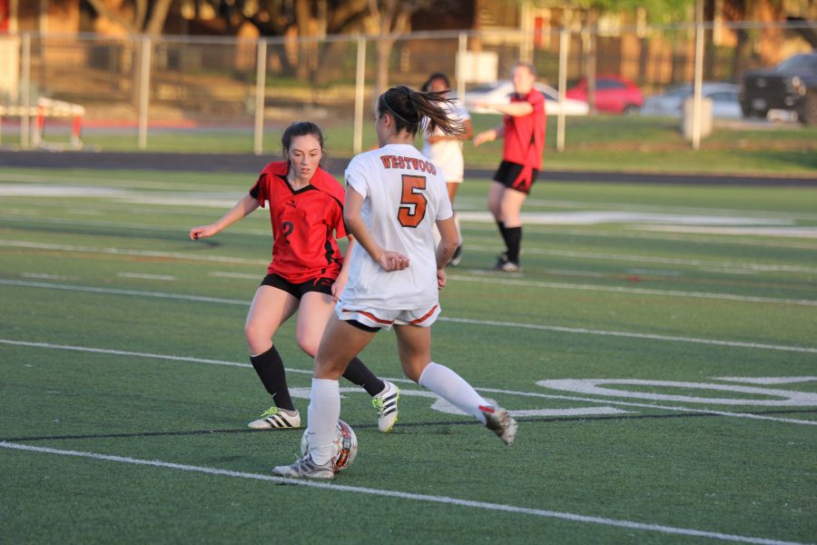 Ally Bayer 17 passes the ball to teammate.