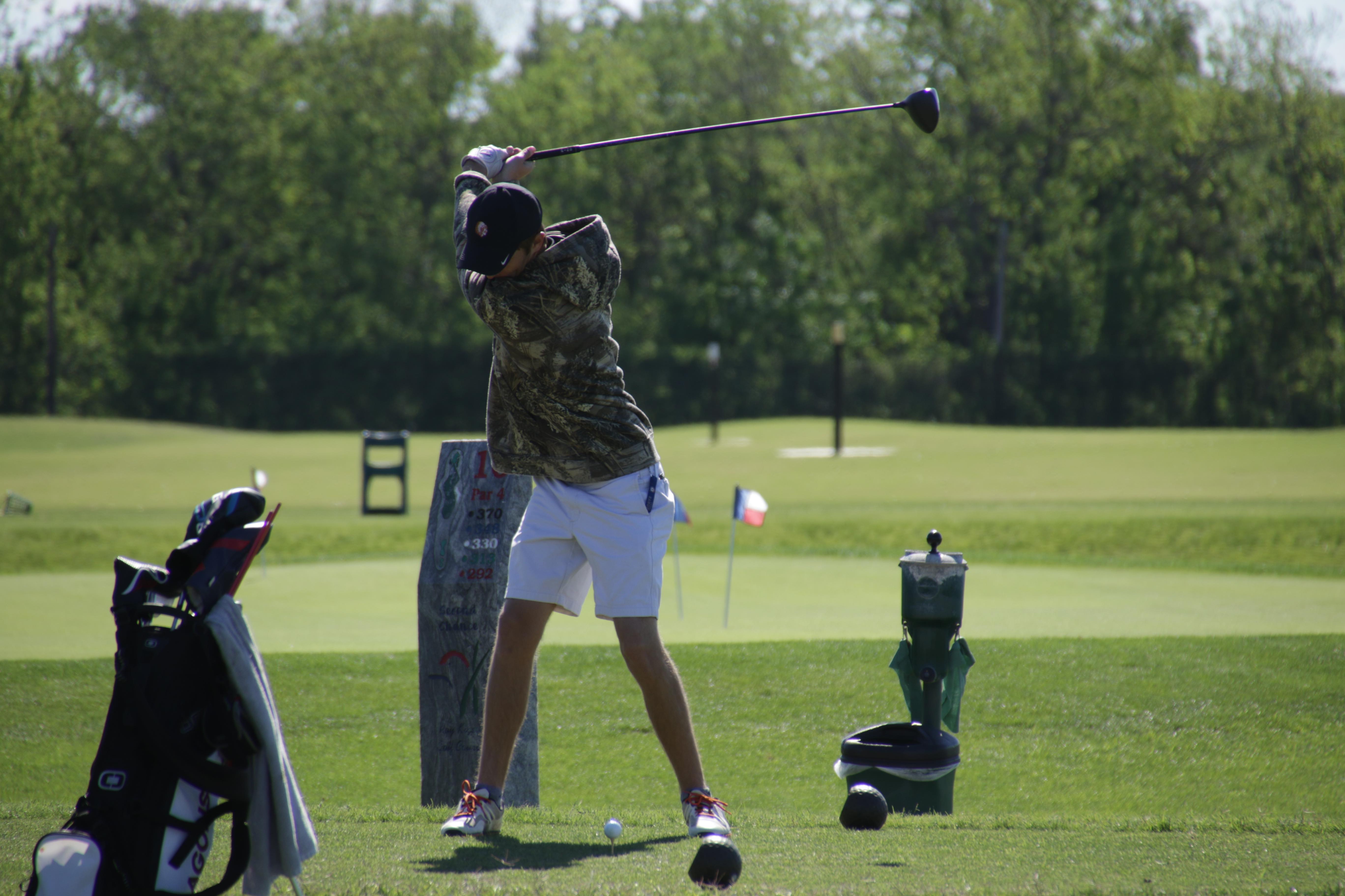GALLERY%3A+Boys+Golf+Takes+A+Swing+at+Districts