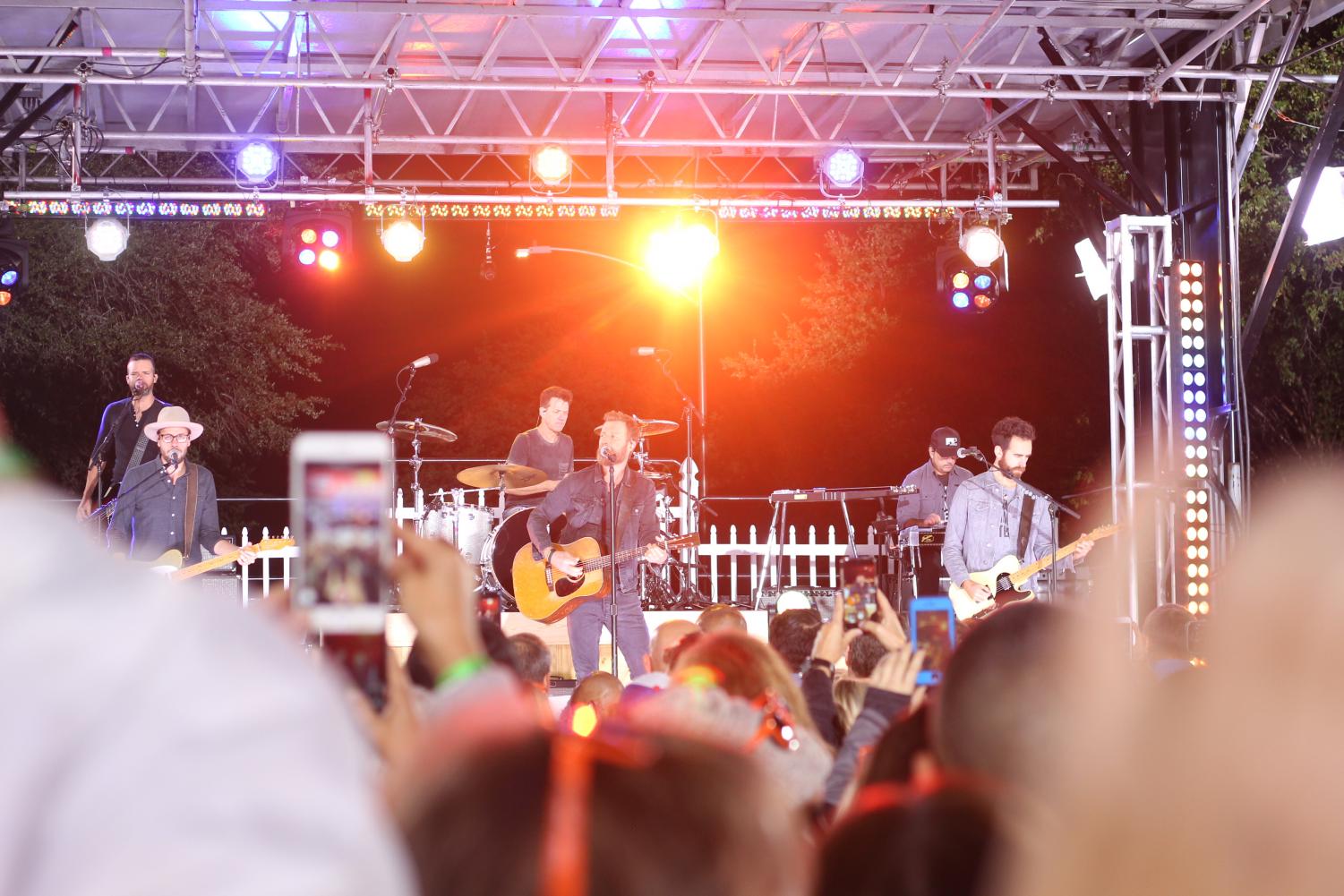 Dierks+Bentley+Surprises+Fans+with+Performance+at+Local+Neighborhood