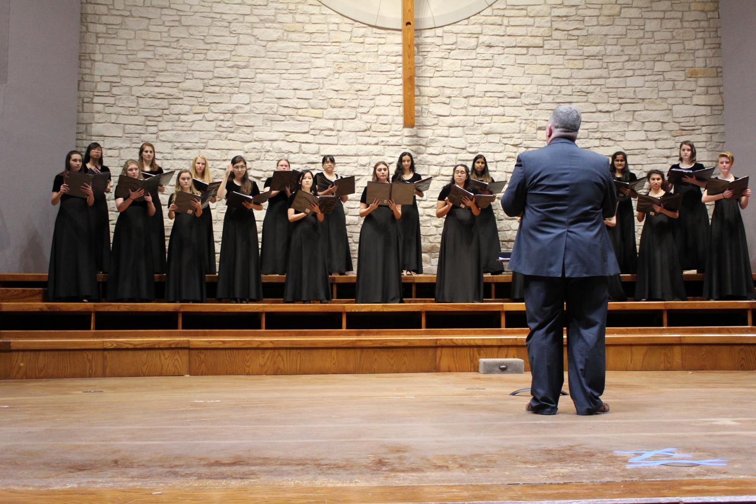 Choir+Sings+Holiday+Hymns+in+Winter+Concert