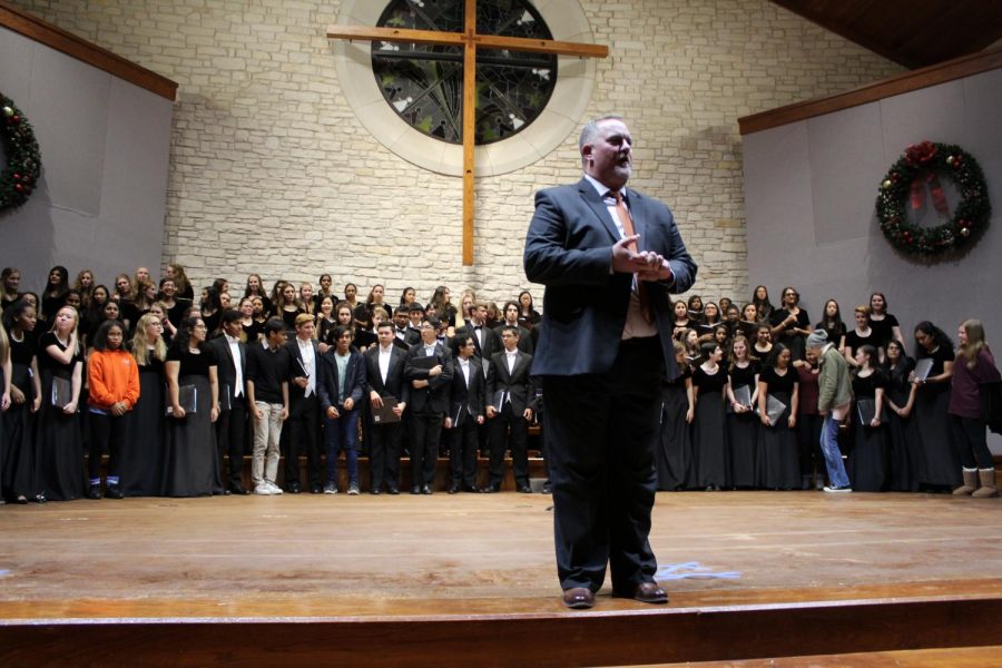 Head Director Andre Clark welcomes all choir alumni to go on stage to join them for the last two songs.