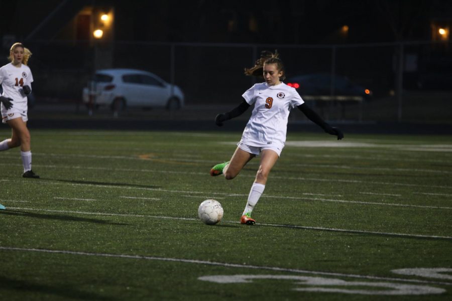 Colleen Wyrick 21 distributes the ball and switches the field. 