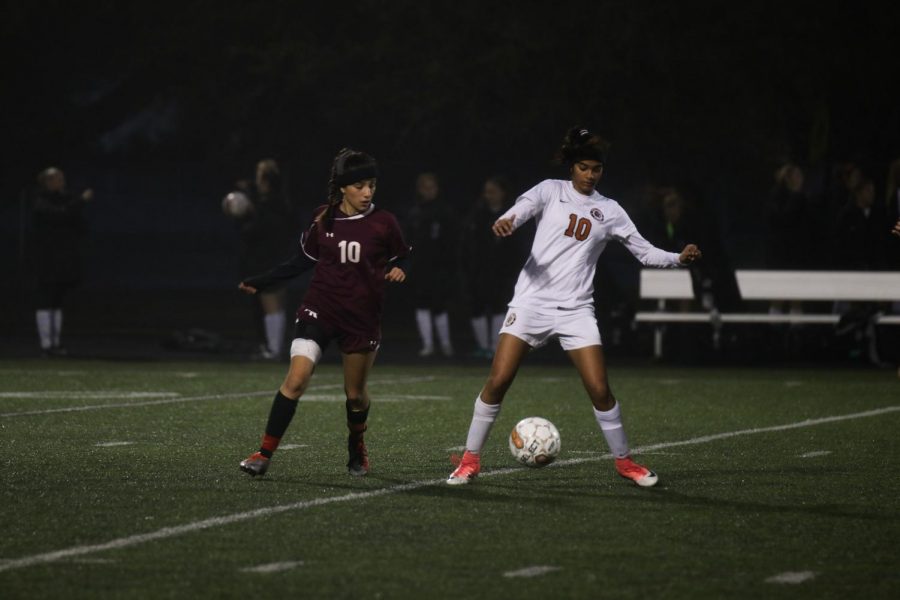 Anisha Chintala 21 traps the ball from a punt from the keeper. 