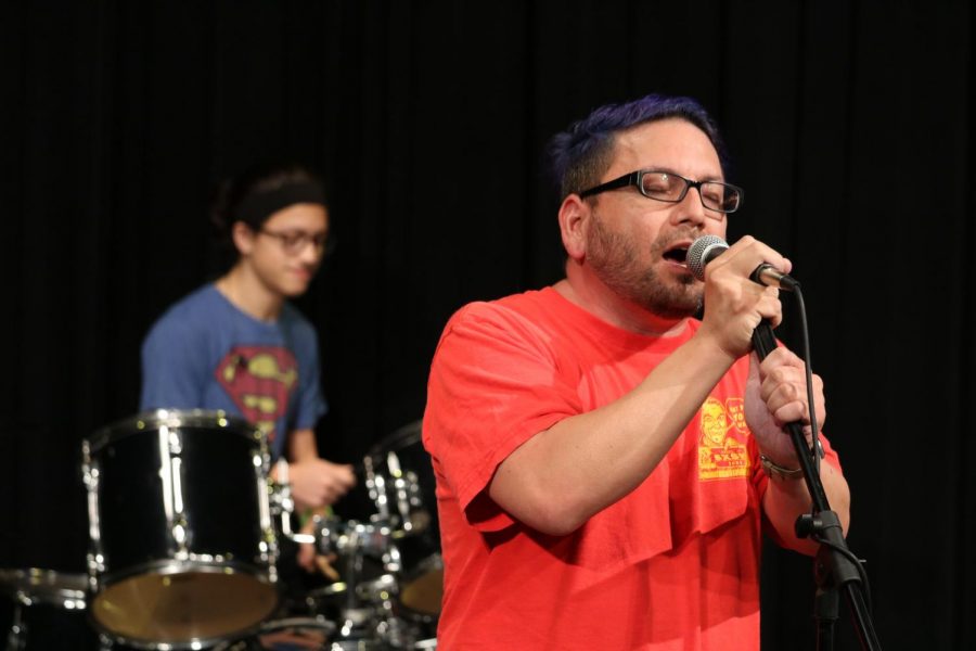 Farkle and The Recreants Perform Live for Students