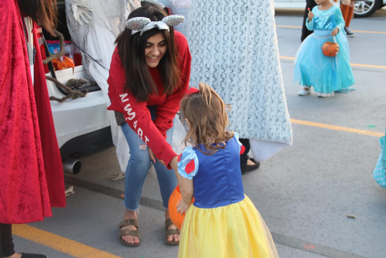 Students+Volunteer+at+Trunk-Or-Treat