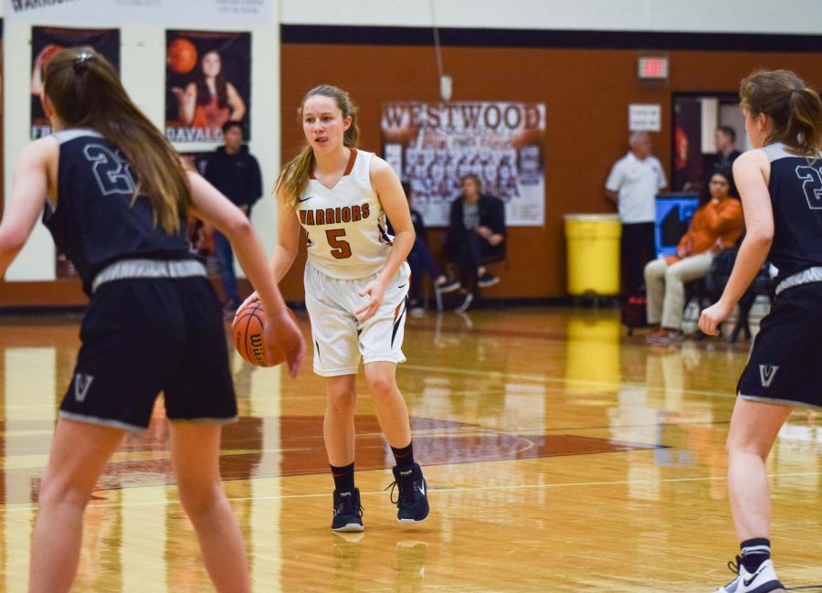 While dribbling the ball across court, Emma Goolsbey ‘21 looks for an open teammate.