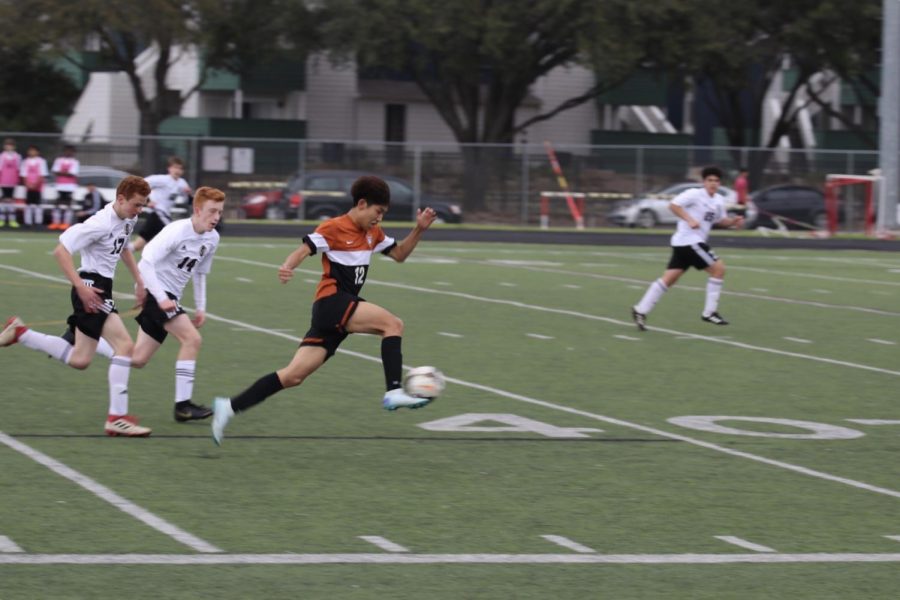 Sean Lin ‘22 out speeds Round Rock defenders. 