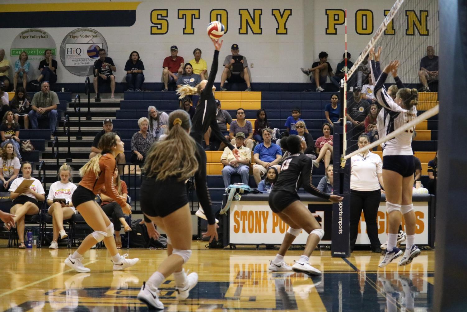 GALLERY%3A+JV+Orange+Volleyball+Conquers+Stony+Point+2-0