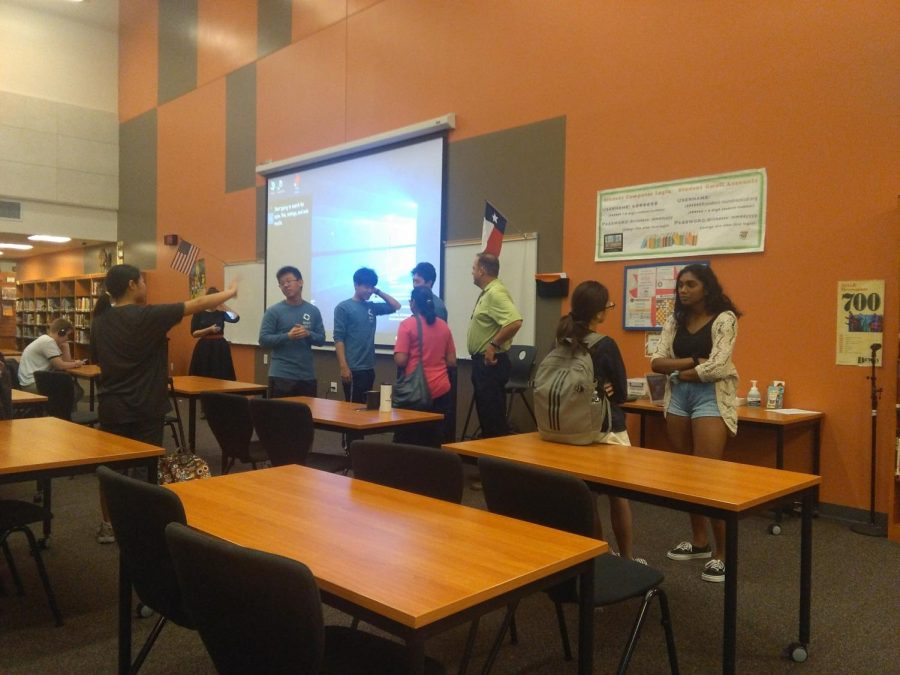 Prospective DECA members chat with officers to discuss chapter information.