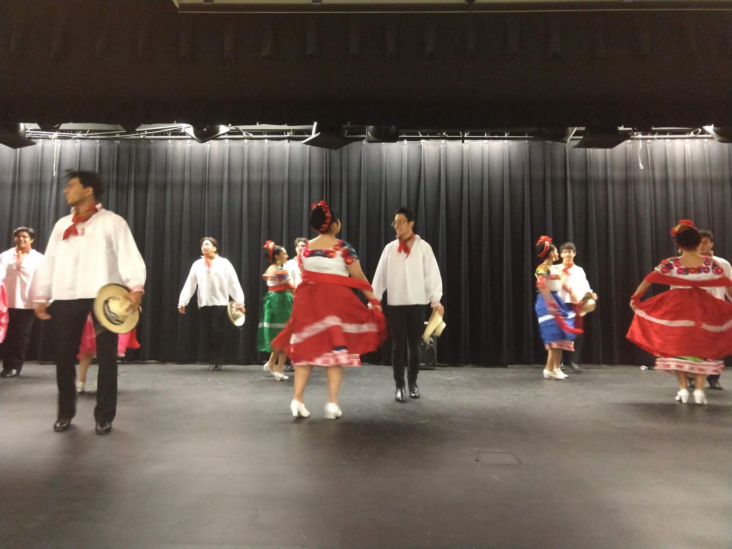 Alma+Mexicana+Ballet+Folklorico+Performs+During+Lunch