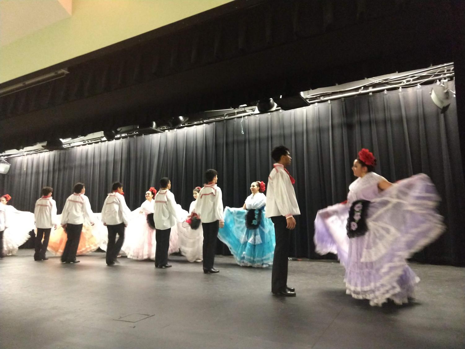 Alma+Mexicana+Ballet+Folklorico+Performs+During+Lunch