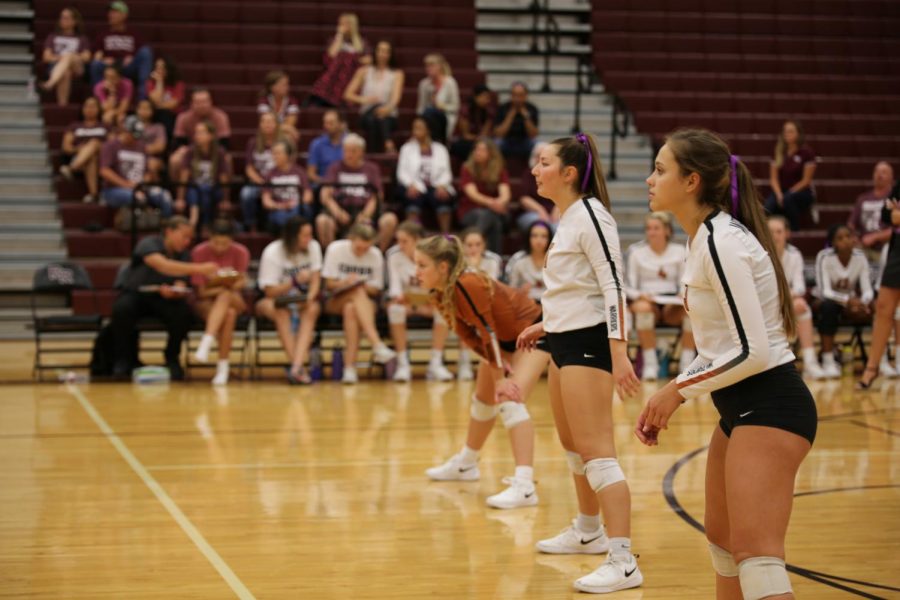 Outside hitter Abby Gregorczyk 21, setter Abi Rucker 20, and defensive specialist Maddie Gillispie 20 prepare for the opponents serve. Gregorczyk and Ruckers aggression led to the Warriors winning the first set 25-16.