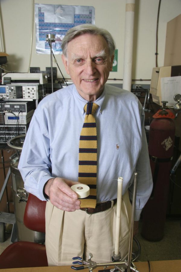 Professor John B. Goodenough displays an experiment. The professor has been working at the University of Texas at Austin since 1986.
Photo courtesy of the University of Texas at Austin.