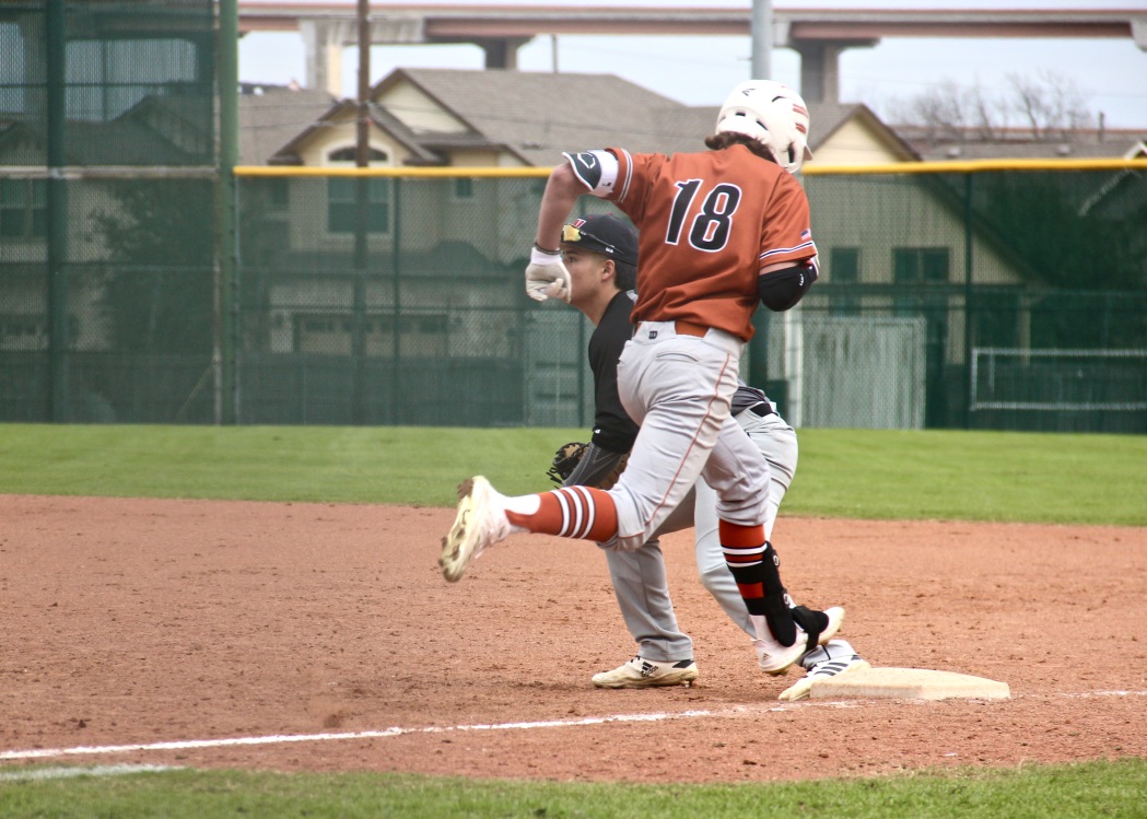 GALLERY%3A+Varsity+Baseball+Squares+Off+Against+Weiss+in+Scrimmage