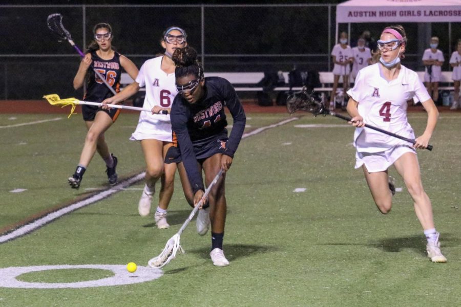 Defender Kaybee Briggs 21 scoops up a ground ball before the Austin attackers. She then ran the ball down the midfield to make a pass.