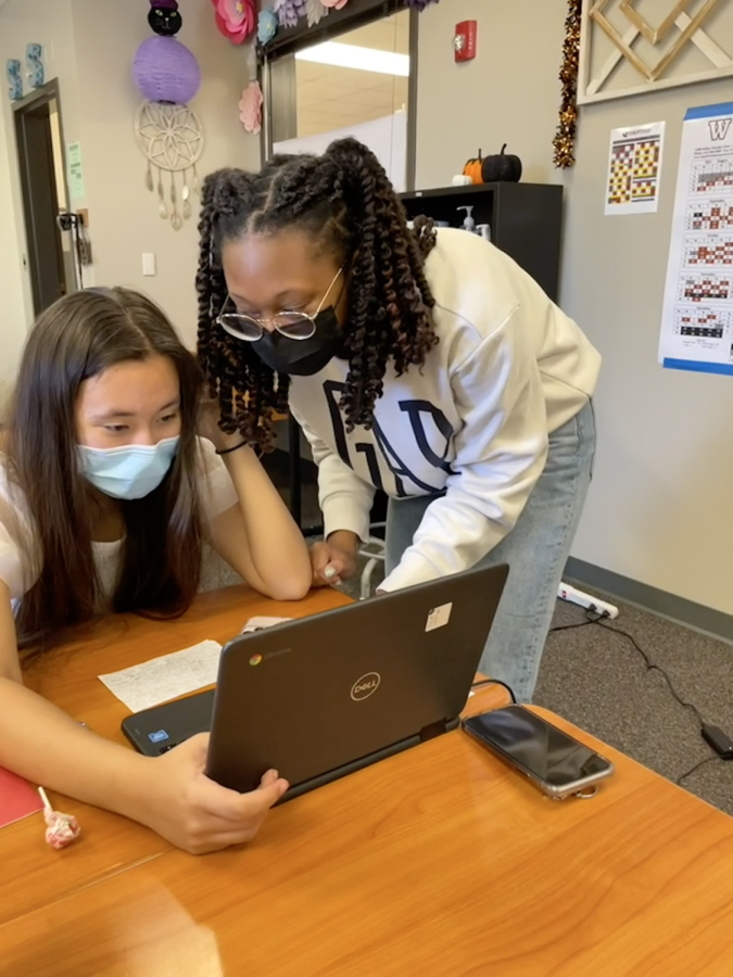Susan Hamilton 23 and Trinity Woods 23 work together on their Chromebook. Photo courtesy of Aanika Hirode.