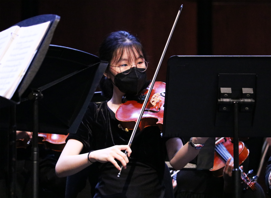 After a period of rest, Jenny Yun 25 prepares to lead the violas in their next entrance in Romeo and Juliet. Musicality and direction were key rehearsal points for the group over the course of the weekend. 