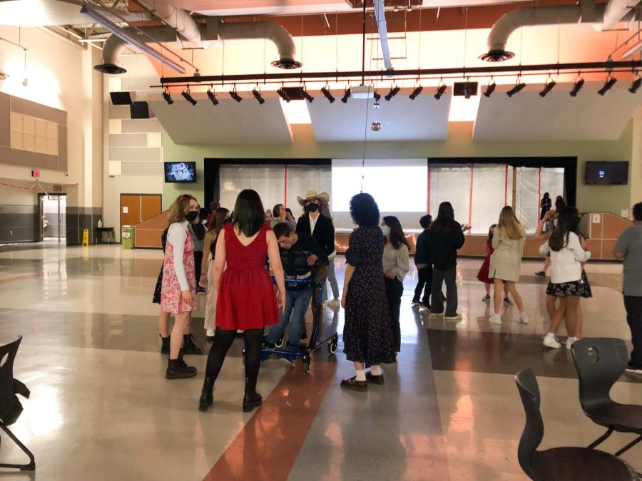 Attendees gathered in a circle to dance to Blank Space by Taylor Swift. The night’s playlist was filled with music from Swift and other popular artists, which those on the dance floor had a great time dancing to.  