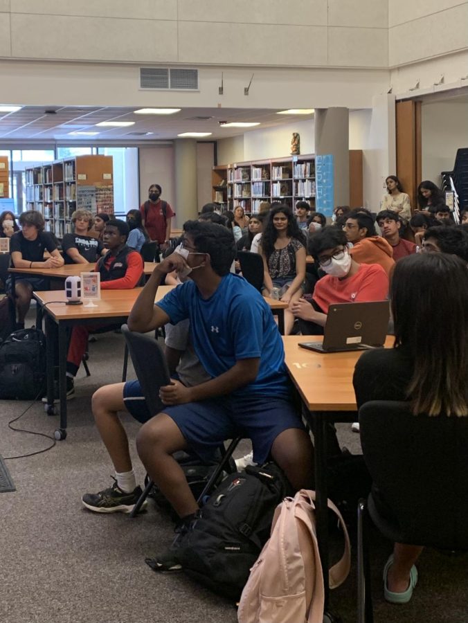 Current and new DECA members attentively pay attention to a presentation by DECA officers. DECA held two introductory sessions, one for underclassmen on Aug. 30, and one for upperclassmen on Aug 31. 