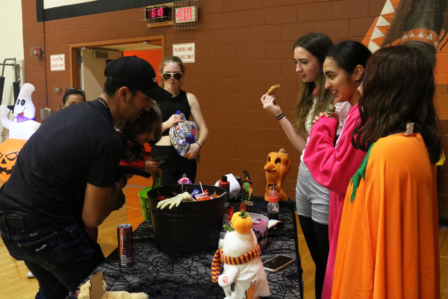 Campus+Organizations+Strengthen+Community+at+%E2%80%98Trunk-or-Treat%E2%80%99+Halloween+Event