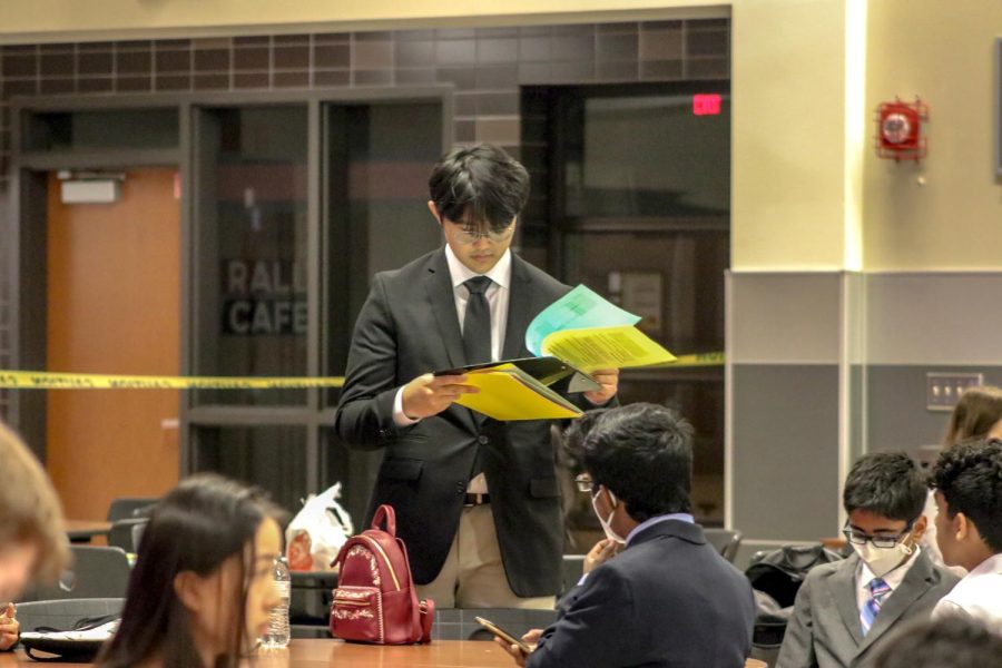 Alex Kim ‘23 monitors time in mock roleplay events as members prepare to present in front of a judge. Officers were assigned to supervise participants in DECA Day before their mock competition- an attempt to give members an idea of how a real competition will operate.   