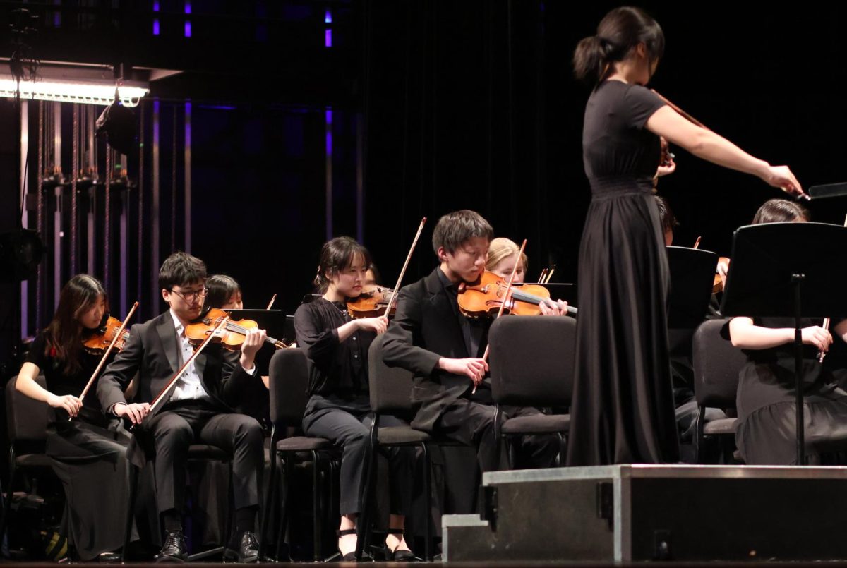 With precision, Lerchen Zhong 26 delves into Claire de Lune by Claude Debussy alongside the All-Region Symphony Orchestra. The award-winning orchestra received a standing ovation after their performance.
