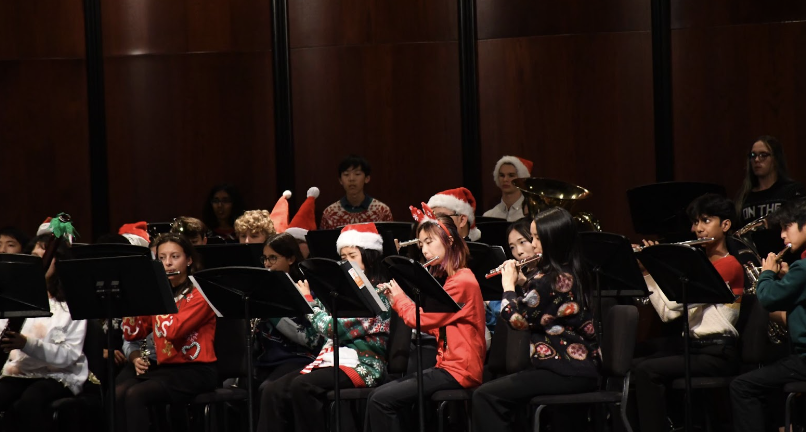 The+Wind+Symphony+plays+together+at+the+Christmas+concert.+For+the+past+month%2C+the+band+has+rehearsed+Christmas+music+to+perform+for+family+and+friends.+%E2%80%9CI+think+%5Bthe+concert%5D+went+great%2C%E2%80%9D+Kylie+Bojorquez+%E2%80%9824+said.+%E2%80%9CThe+bands+did+a+great+job.%E2%80%9D