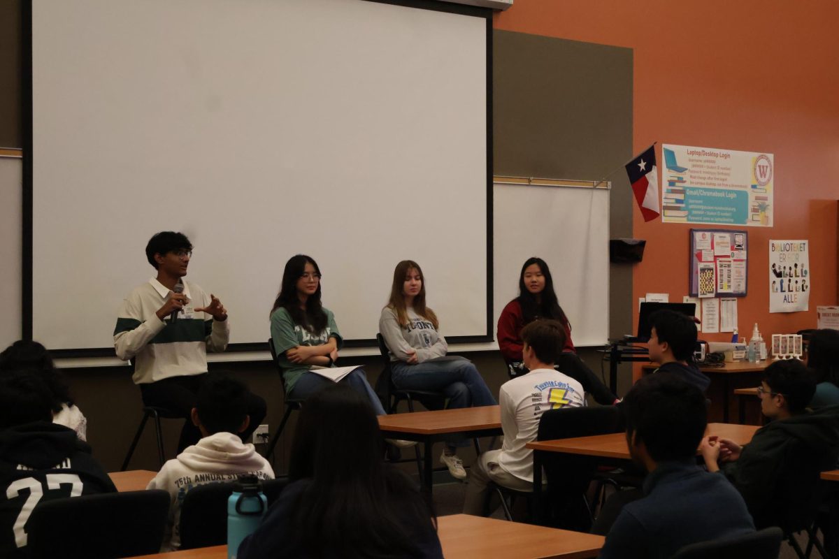 Taking the mic, Westwood alumni speak to Spanish students about their experiences in college. Organized by Sra. Llanos, this panel offered students insight into life after high school.