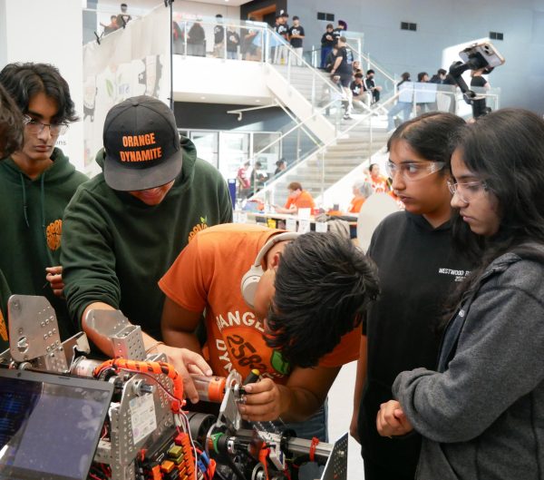 Focused, Archit Garg ‘26 fixes a bearing alongside Akaash Reddy ‘25, Aayu Yadav ‘25, Geet Nijhawan ‘27, and Dhani Ruhela ‘26. The team made many repairs to their robots throughout the competition, giving more experienced members an opportunity to teach newer ones in low-stakes situations.