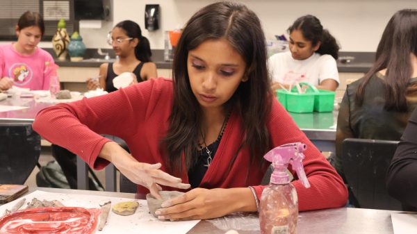 In a deep state of concentration, Mrunali Rajiv ‘28 calmly smooths out the pinched edges of her pinch pot. Other members’ creations included jewelry dishes and mugs. “Making what you want and not having anyone telling you what to do is very therapeutic about art,” Rajiv said.