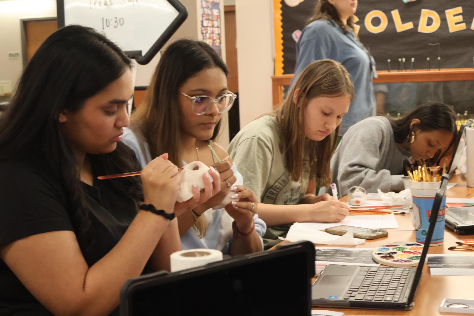 Hispanic Student Association and National Art Honor Society Celebrate Día de Los Muertos